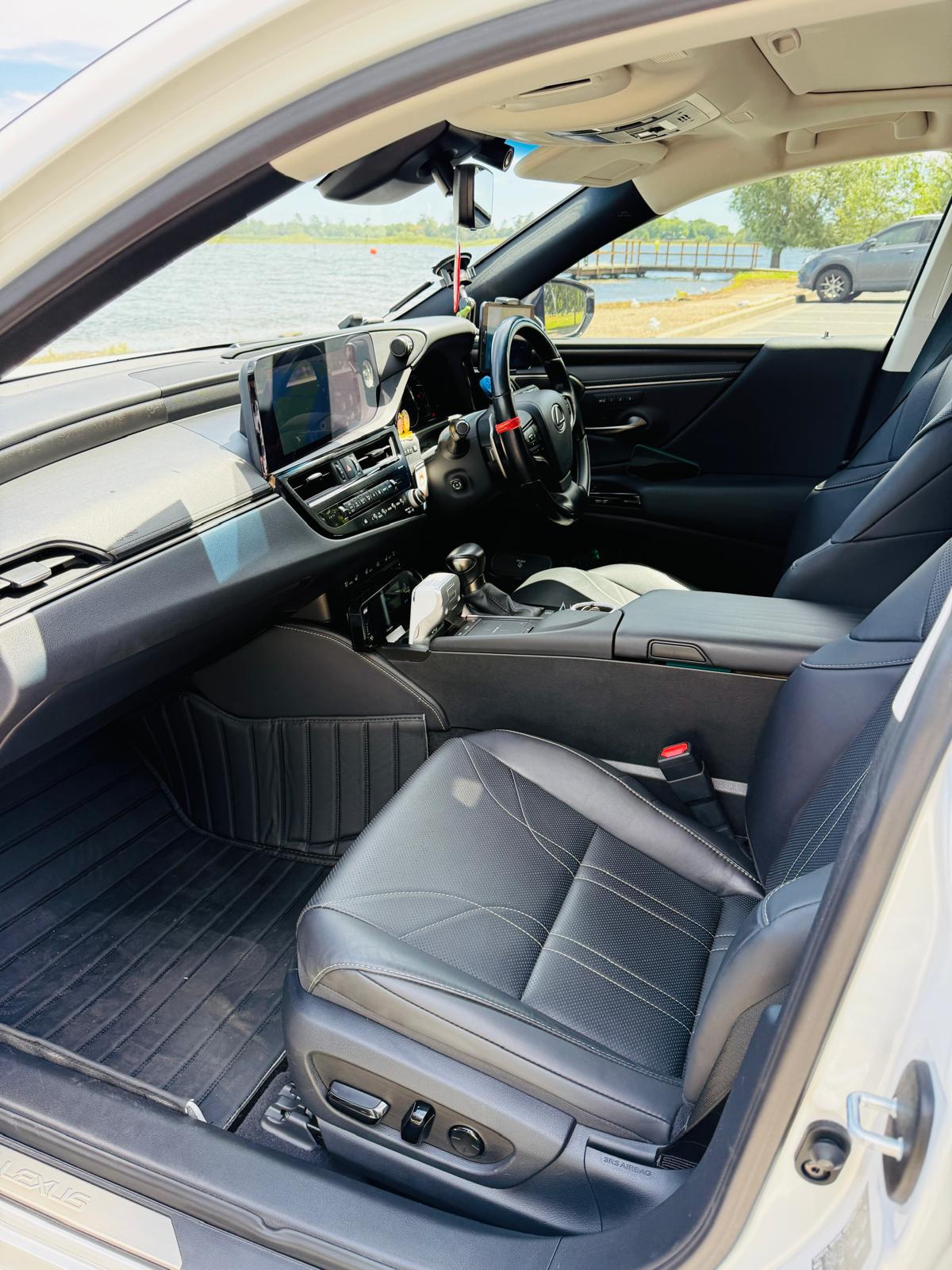 Driver seat and dashboard