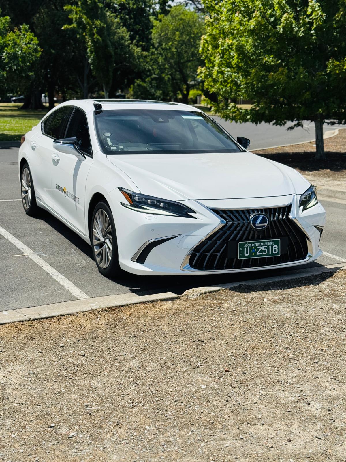 White Lexus ES300h Sports Luxury luxury taxi
