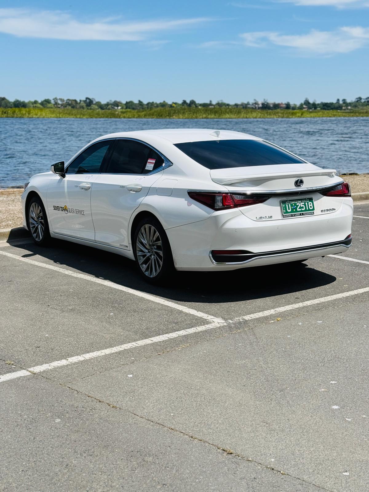 Rear three-quarter by the lake